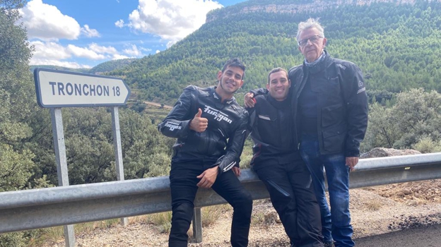 Jordi Torres, el jefe de mecánica de Honda, Cristofer Martínez, y el autor del reportaje comentando la ruta