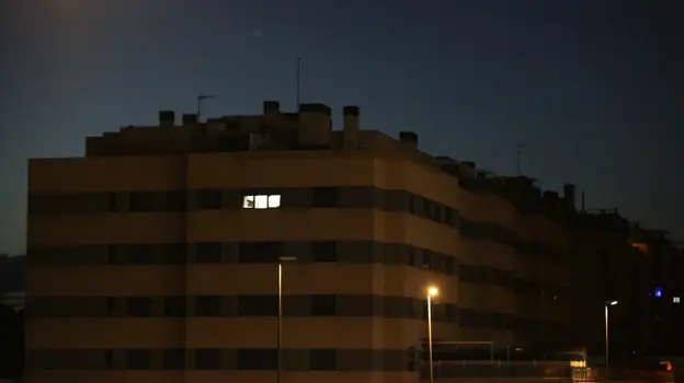 Imagen de archivo de una vivienda con las luces encendidas al anochecer