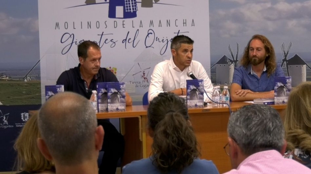 Presentación de la guía por el alcalde de Campo de Criptana, Santiago Lázaro, entre los dos autores