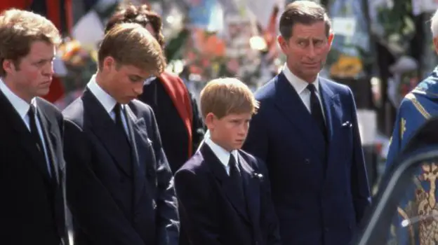 Ratu Elizabeth II menyatukan kembali saudara-saudaranya: Pangeran William dan Harry berjalan bersama di belakang peti matinya