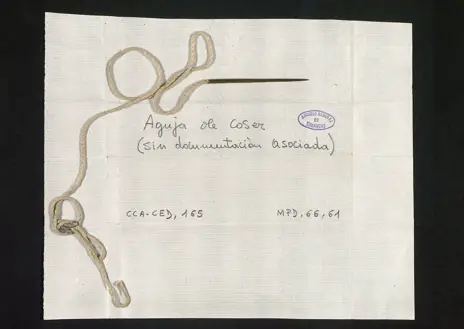 Imagen secundaria 1 - Colmillo del príncipe Fernando de Nápoles (arriba), aguja de coser anterior al siglo XVIII y medios de algodón de uniforme enviados en 1782. 