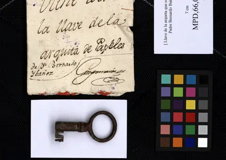Imagen secundaria 1 - Escarapela tricolor de 1759 (arriba), llave de la arqueta del jesuita Bernardo Ibáñez y muestras de tejidos del siglo XVIII