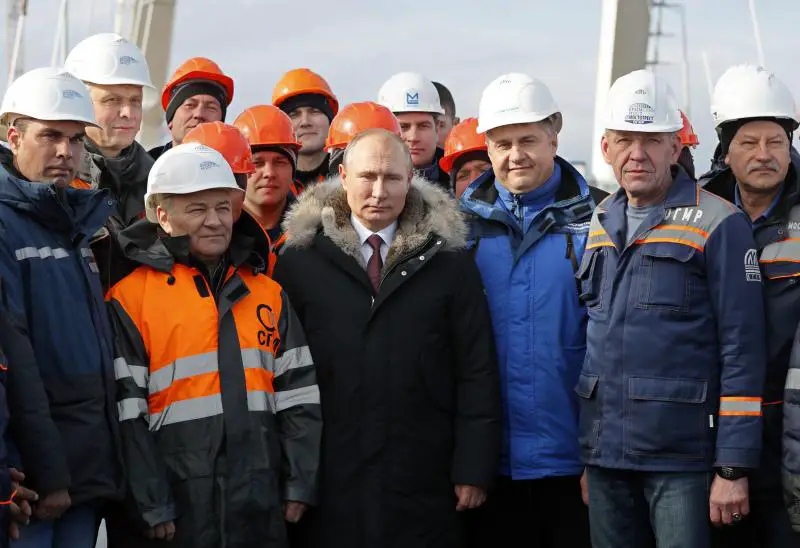 El mandatario ruso inspecciona la infraestructura en marzo de 2018, dos meses antes de su inauguración