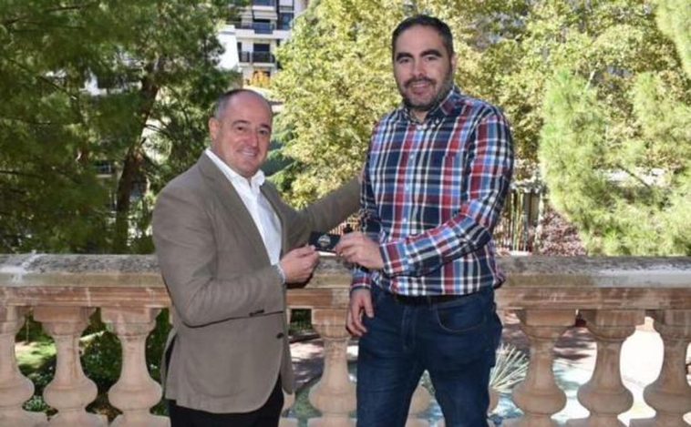 Pedro Torres con el Alcalde de Albacete, Emilio Saez