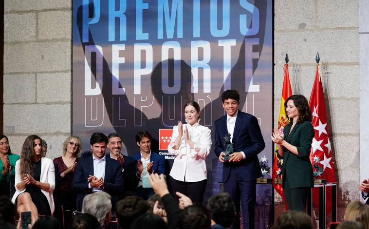 Imagine principală - Sus, fiul lui Marcelo primește premiul tatălui său. Mai jos, stânga, Cerezo și jucătoarea Lola Gallardo. Corect, președintele Díaz Ayuso cu câțiva câștigători de premii