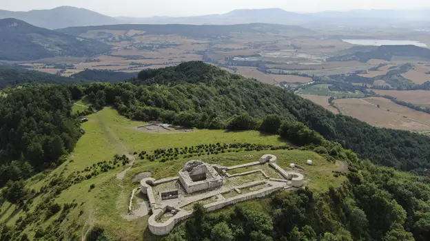 Photo aérea del castillo de Irulegi, en el primer término, y más lejos el yacimiento del poblado de la Edad Del Hierro.