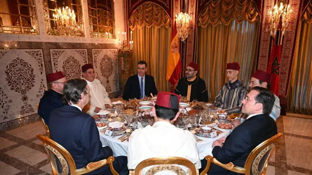 Pedro Sánchez junto al rey marroquí, Mohamed VI (centro) y su hijo heredero al trono marroquí Muley El Hasán, en abril del pasado año