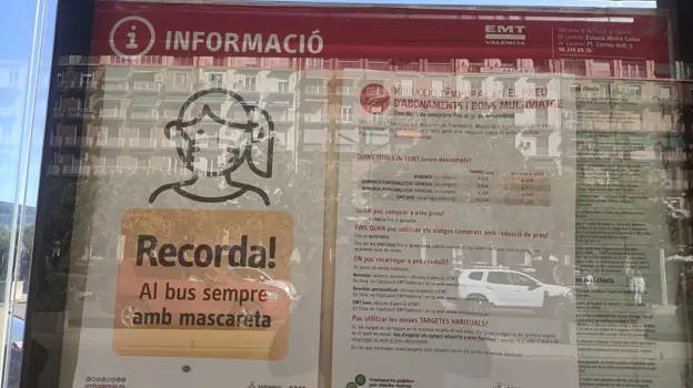 Imagen de varios carteles de la EMT en valenciano