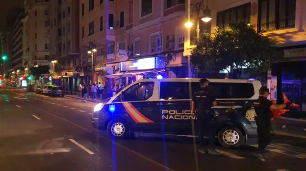 Furgón policial del dispositivo desplegado en zonas de ocio en Valencia la pasada madrugada.