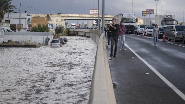 Plusieurs personnes ont observé l'avalanche d'eau à côté de l'autoroute A-3 de Valence à Madrid, près de Quart de Poblet.