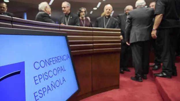 Los obispos se saludan al principio de la Plenaria