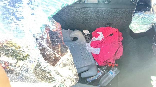 Wybita tylna szyba i wnętrze bagażnika rozbitego samochodu