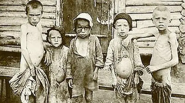 Një grup fëmijësh rusë gjatë zisë së bukës së vitit 1922