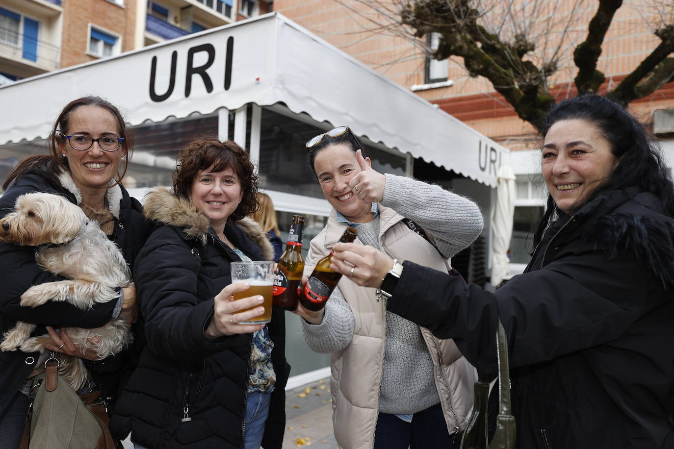 Varios clientes celebran en el bar Uri en Mungia, uno de los lugares afortunados con el segundo premio