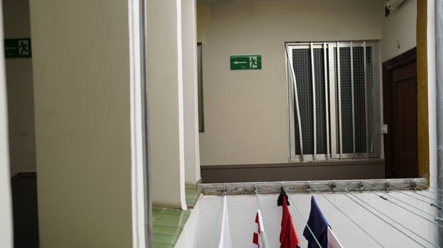 La fenêtre par laquelle Raúl a de nouveau tenté d'entrer dans l'appartement. Maintenant, il est barricadé avec du bois.