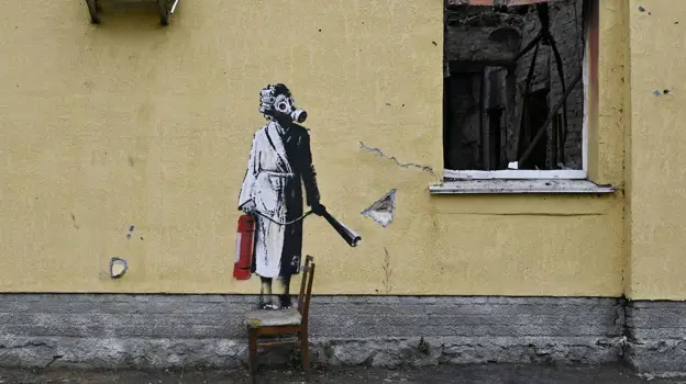 Banksyjeva umetnina na lokaciji, pred poskusom ropa