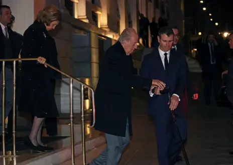 Imej sekunder 1 - Dalam imej pertama, Raja Felipe VI pergi ke Athens. Dalam yang berikut, Don Juan Carlos dan Doña Sofía meninggalkan restoran tempat makan malam berlangsung bersama keluarga diraja yang lain.