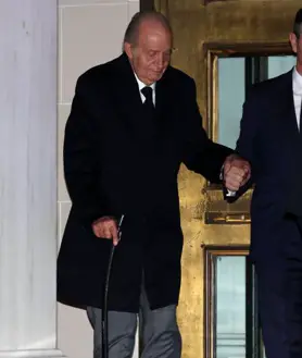 Imej sekunder 2 - Dalam imej pertama, Raja Felipe VI pergi ke Athens. Dalam yang berikut, Don Juan Carlos dan Doña Sofía meninggalkan restoran tempat makan malam berlangsung bersama keluarga diraja yang lain.