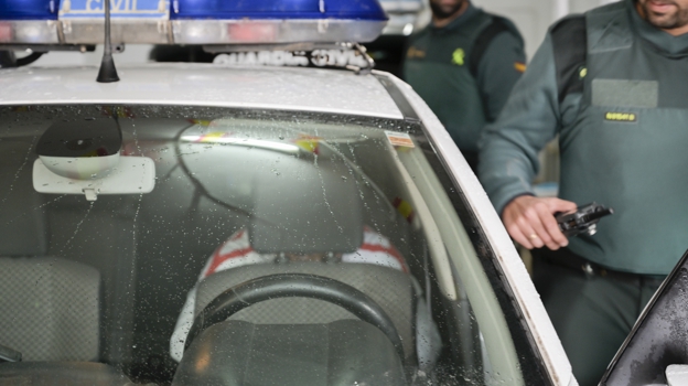Detrás del asiento del carruaje de la Guardia Civil, el hombre detenido por la muerte