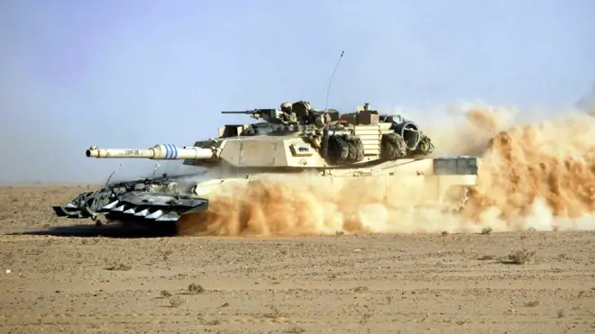 Un M1A1 qui avance a traversé une dune en Irak, en 2003