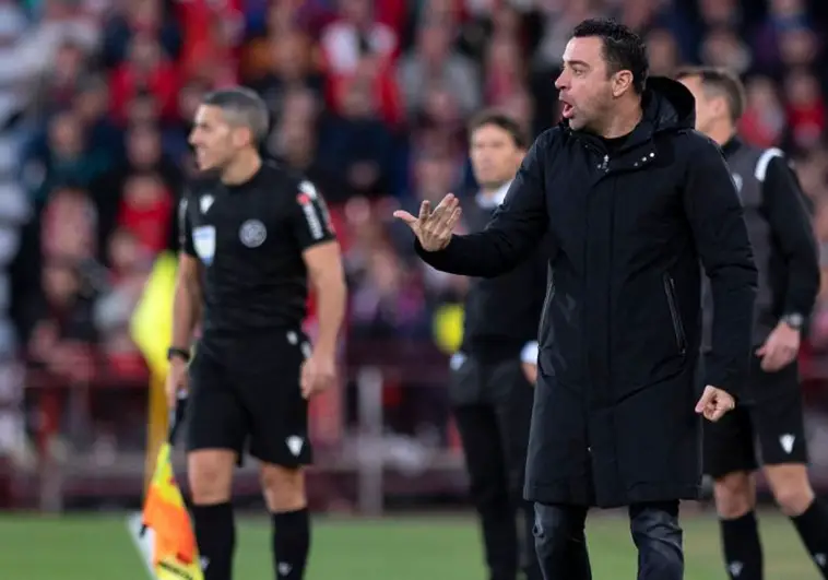 Xavi se queja durante el partido ante el Almería