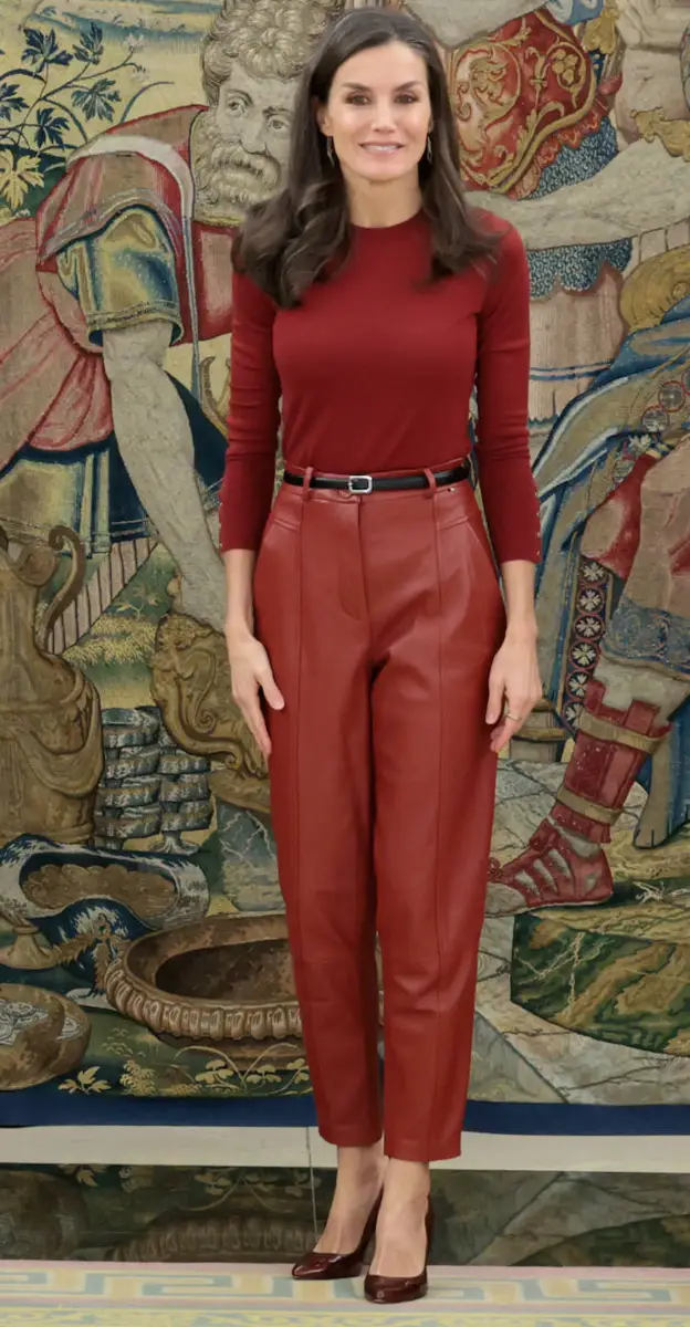 Los culottees más arriesgados de doña Letizia, 'carrot fit' en cuero rojo.