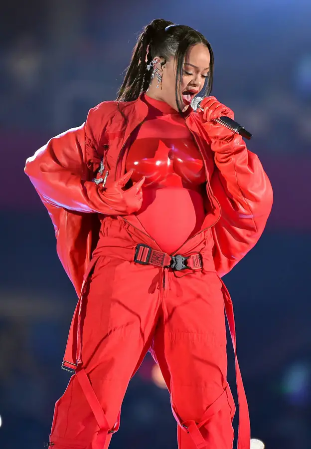 Rihanna apostó todo al rojo con un estilismo rompedor en su actuación en el intermedio de la Super Bowl 2023.