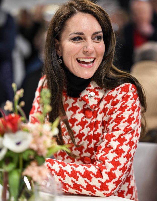 Kate Middleton elegía esta misma semana un abrigo con el estampado pata de gallo en color rojo.