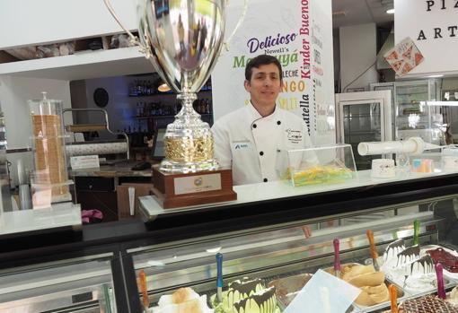 Matías posó con su trofeo al mejor helado de chocolate de España.