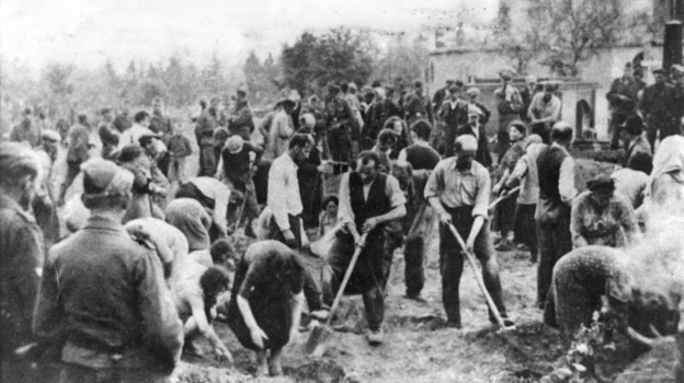 Judíos ucranianos cavando sus propias tumbas en Storow, Ucrania.  4 de julio de 1941
