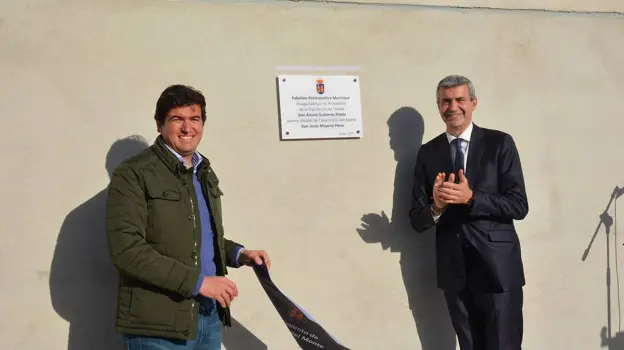 Jesús Mayoral y Álvaro Gutiérrez descubren la placa conmemorativa de la inauguración