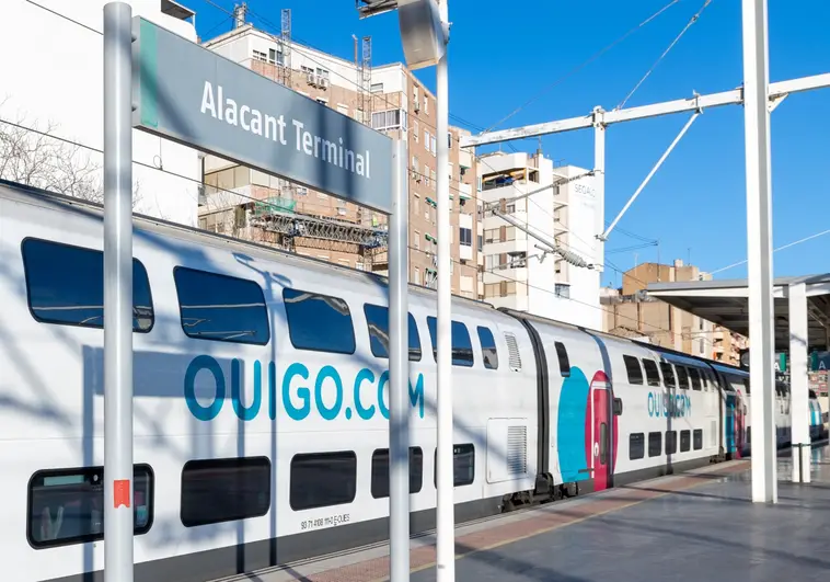 Un tren de la compañía Ouigo en la terminal de la estación de Alicante