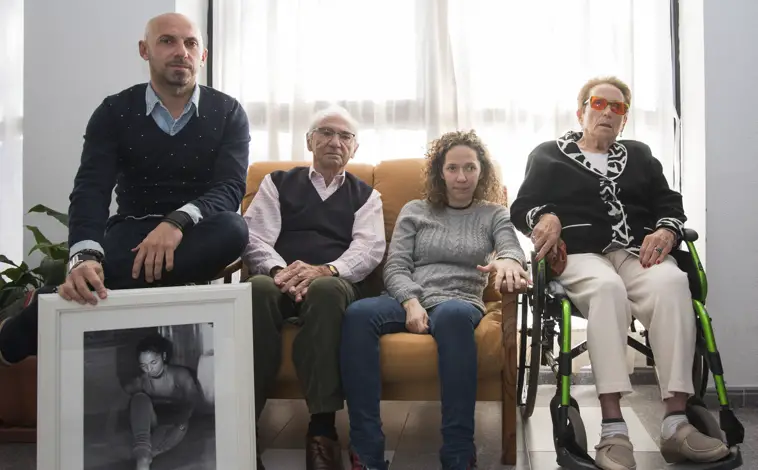 Imagen principal - Cuando los Romero Chicharro posaron para ABC en 2019 (arriba), ya había desaparecido Ana Mari (en el retrato que sostiene Nuko) con 28 años.  Después perdieron a la madre (a la derecha) y Noe (sentada junto a su padre, Ángel. 