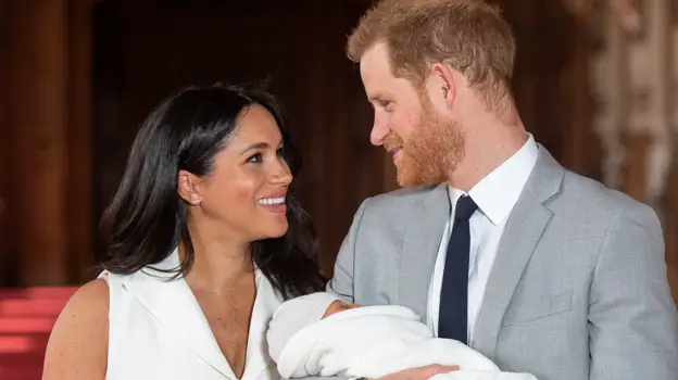Meghan Markle y el Príncipe Harry presentando su primogenito a los medios